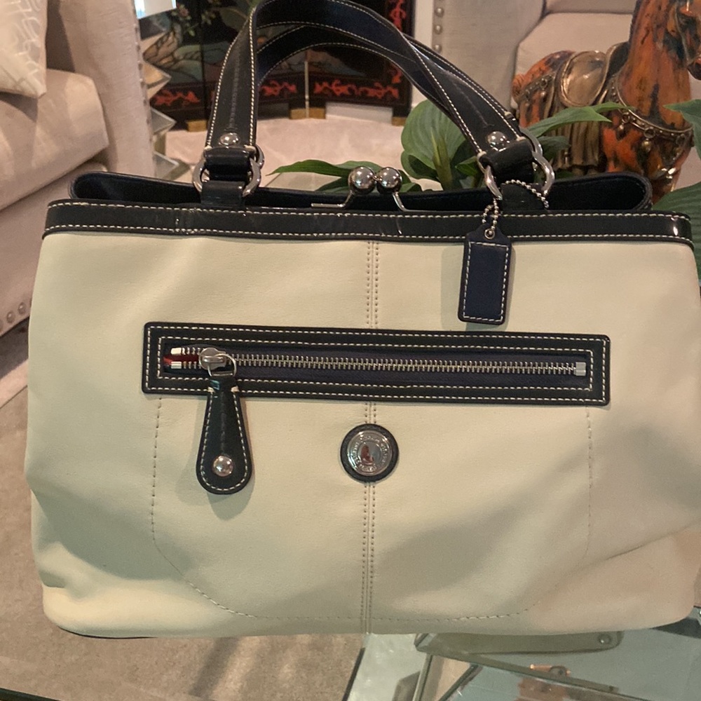 COACH  Hand BagGORGEOUS   Like New!! Never worn.